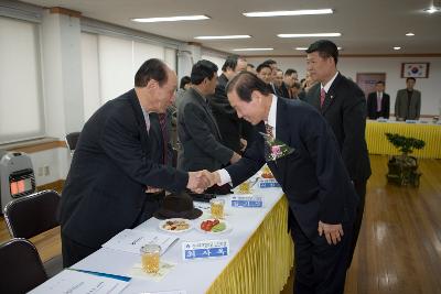 나운1동 주민과의 간담회에 참석하신 주민대표님들과 악수하시는 문동신 시장님3