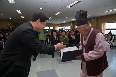 졸업장을 받으시는 평생교육원 졸업생 어르신