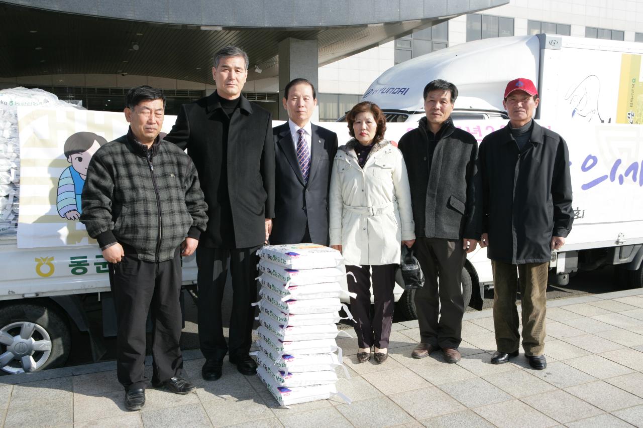 이웃돕기 성품으로 나온 쌀을 앞에 세워놓고 군산농민회 대표님들과 서계신 문동신 시장님