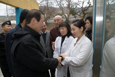 어청도 보건소 직원들과 악수를 하시는 문동신 시장님2