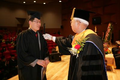 학위증 수여후 학사모를 정리해 주시는 군산대총장님2