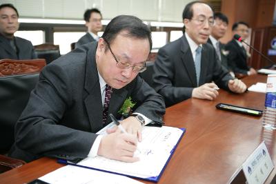 군산자유무역지역 입주기업 투자협약 체결서에 서명하시는 기업주들3