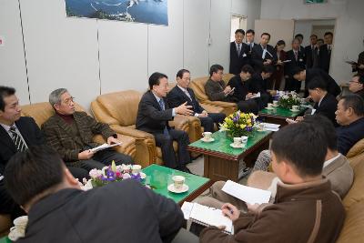 김완주 도지사님 군산 방문기념 기자회견이 열린 사무실 모습1