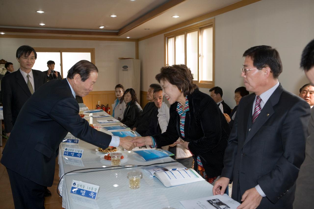 삼학동 주민과의 간담회에 참석하신 주민대표와 악수하시는 문동신 시장님1