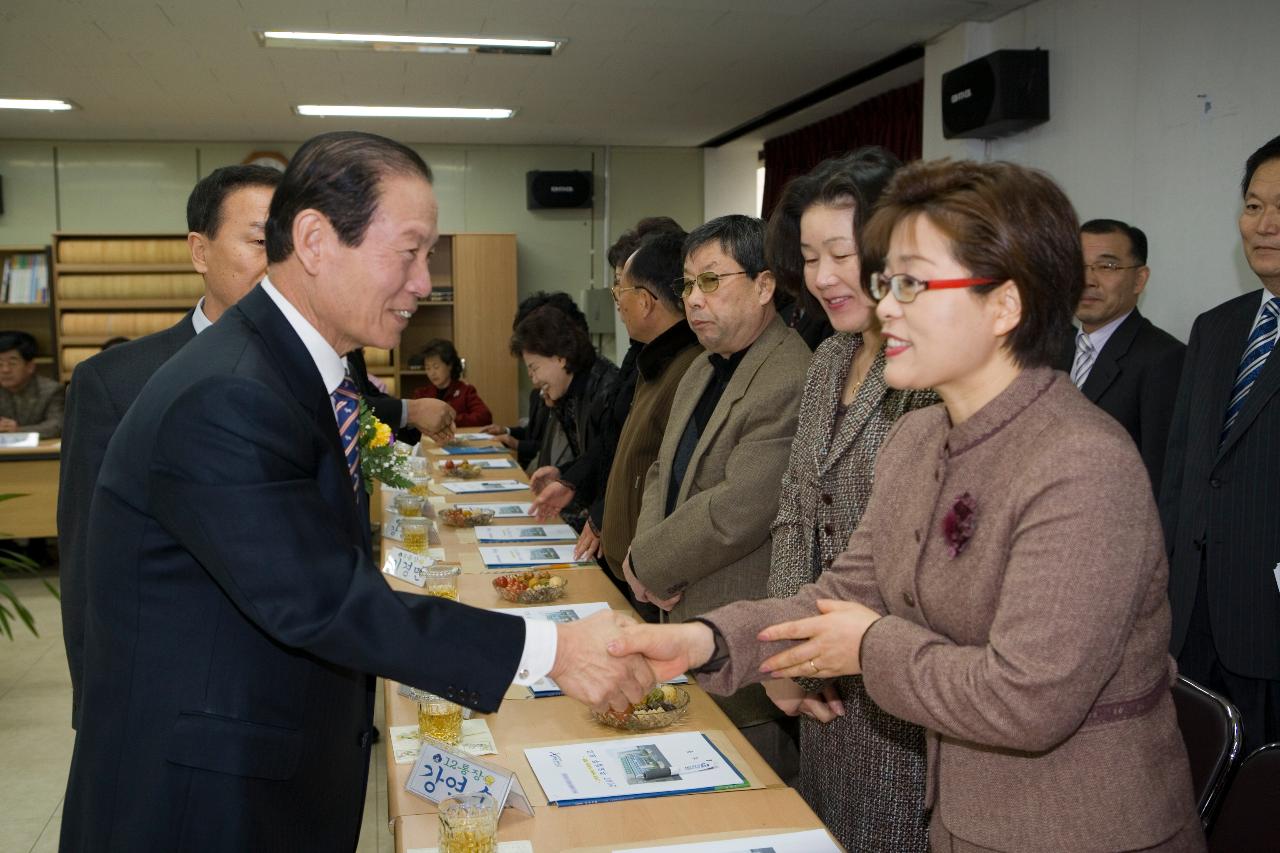 개정동 주민과의 간담회에 참석하신 주민대표들과 악수하며 인사하시는 문동신 시장님2