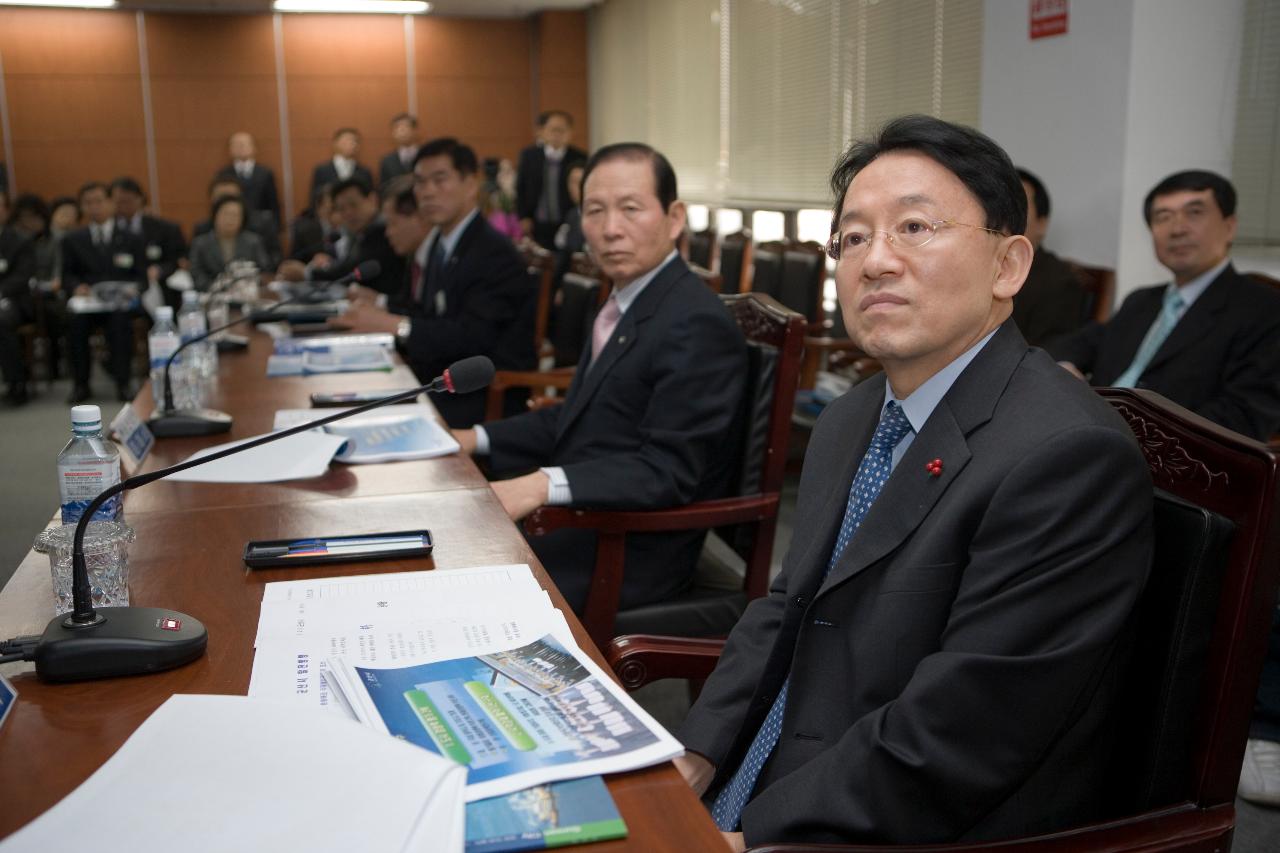 군산시 시정보고회 프레젠테이션 자료화면을 보시는 김완주 도지사님과 임원들