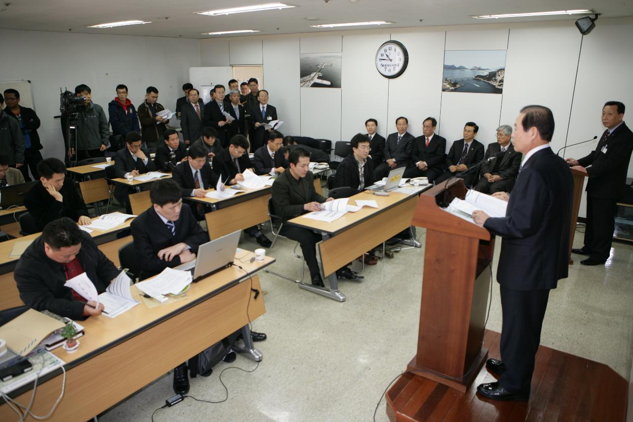 군산시교육발전협의회 기자회견장에서 단상에 올라가 말씀중이신 문동신 시장님과 기자들의 모습3