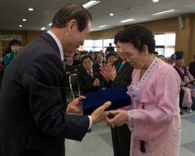 상패를 수여하시는 문동신 시장님2