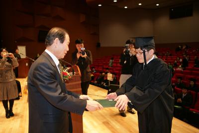 학위증을 전달하시는 문동신 시장님