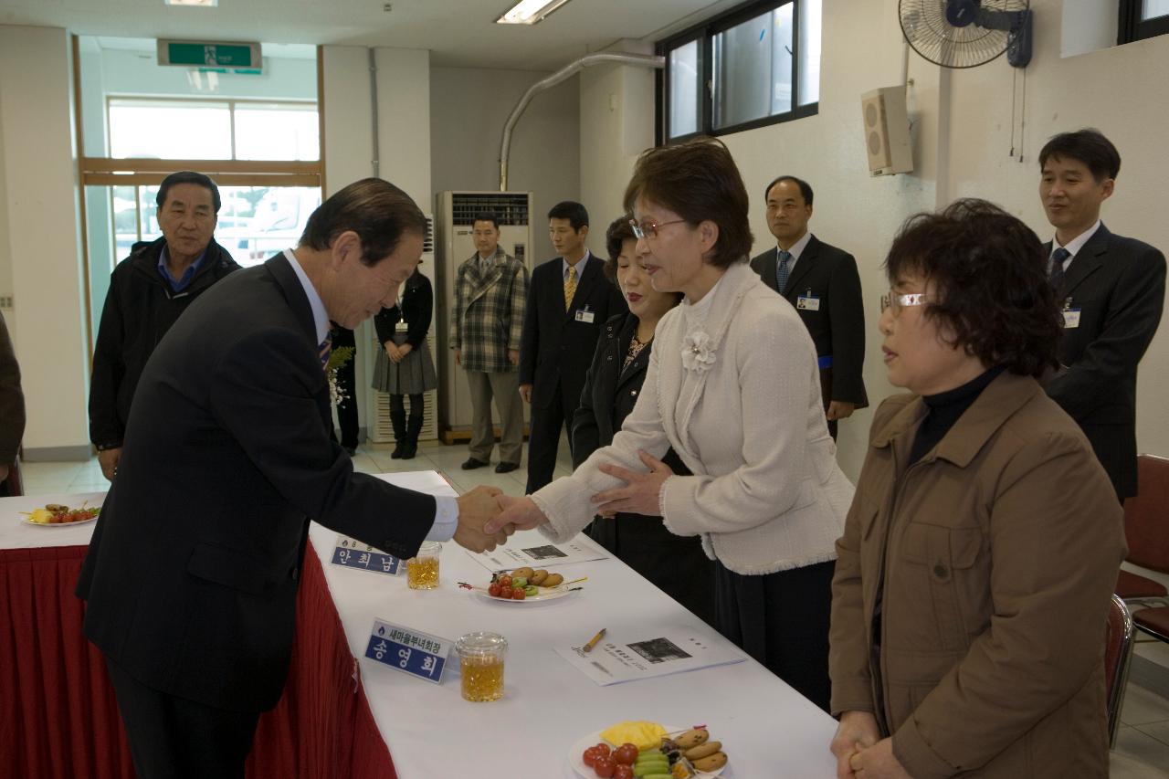 오룡동 주민과의 간담회에 참석하신 주민대표들과 악수하시는 문동신 시장님2