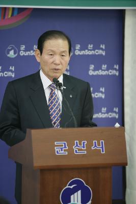 군산시교육발전협의회 기자회견장에서 단상에 올라가 말씀중이신 문동신 시장님2