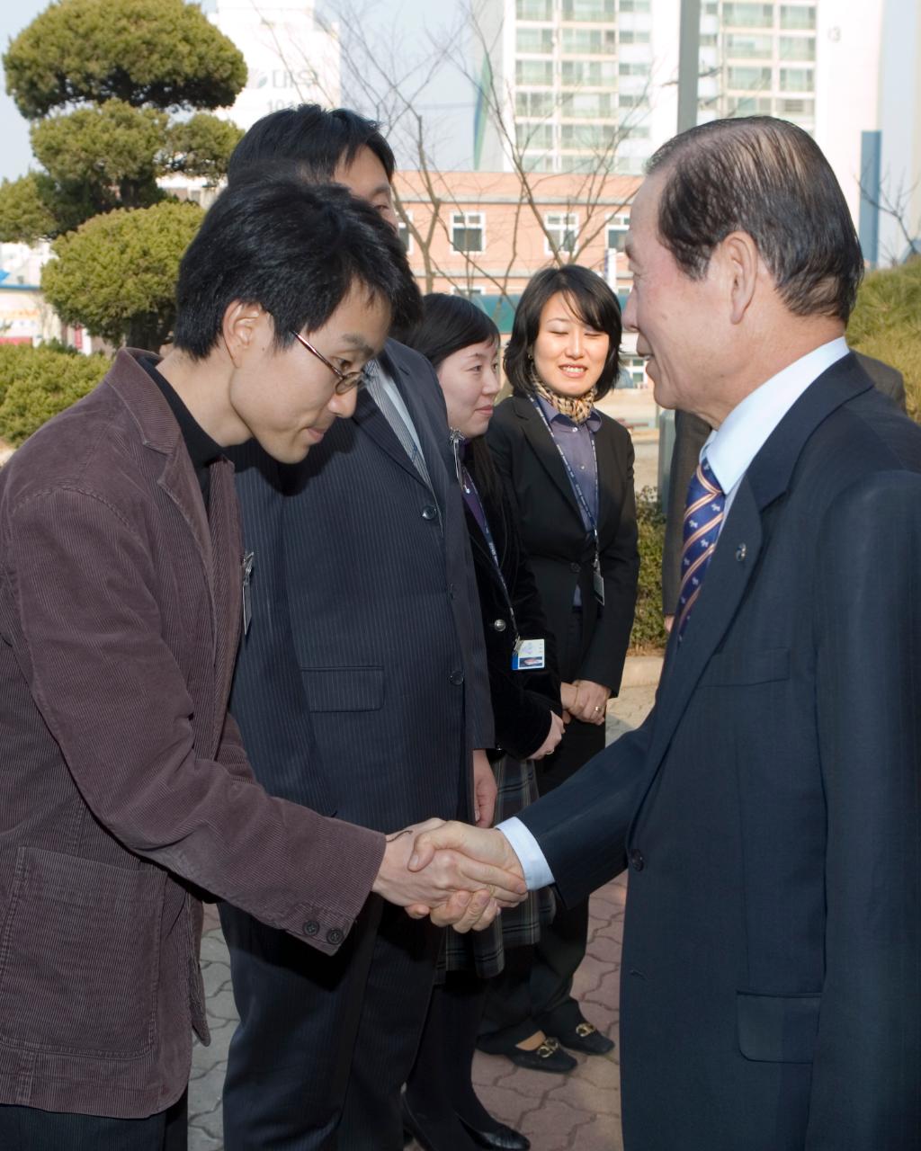 삼학동사무소 직원들과 악수하시는 문동신 시장님2