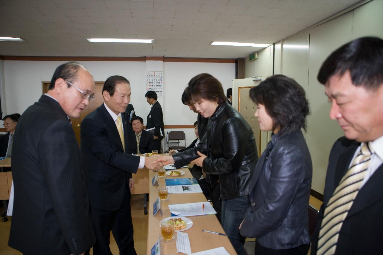 소룡동 주민과의 간담회에 참석하신 주민대표들과 악수하며 인사하시는 문동신 시장님1