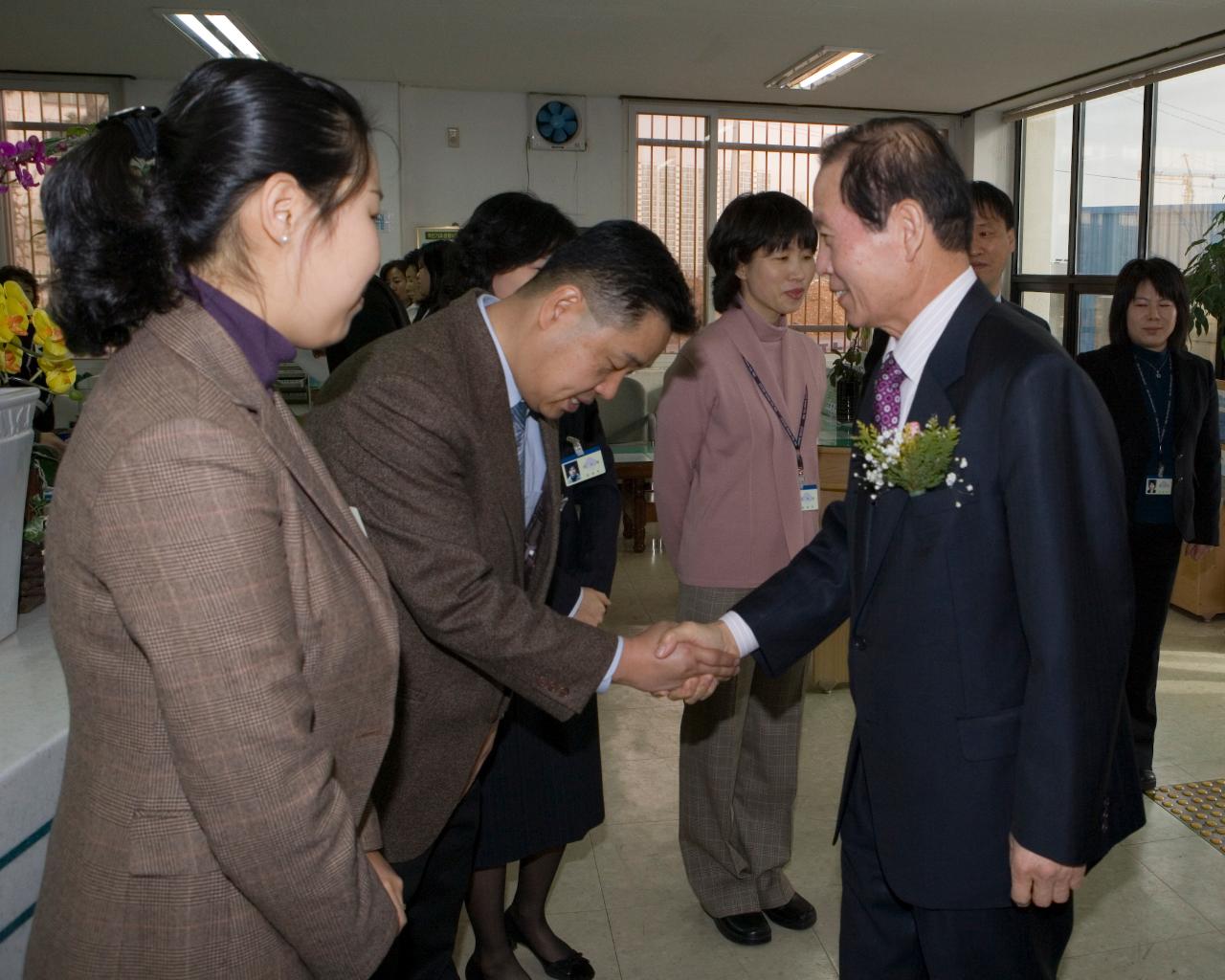 수송동사무소 직원들과 악수하시는 문동신 시장님2