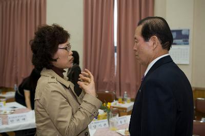 간담회가 끝난 후 주민대표님과 대화하시는 문동신 시장님