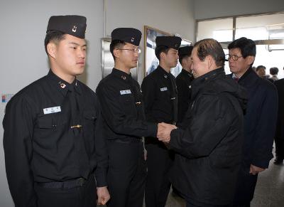 건물입구에 서있는 해경들과 악수하시는 문동신 시장님3