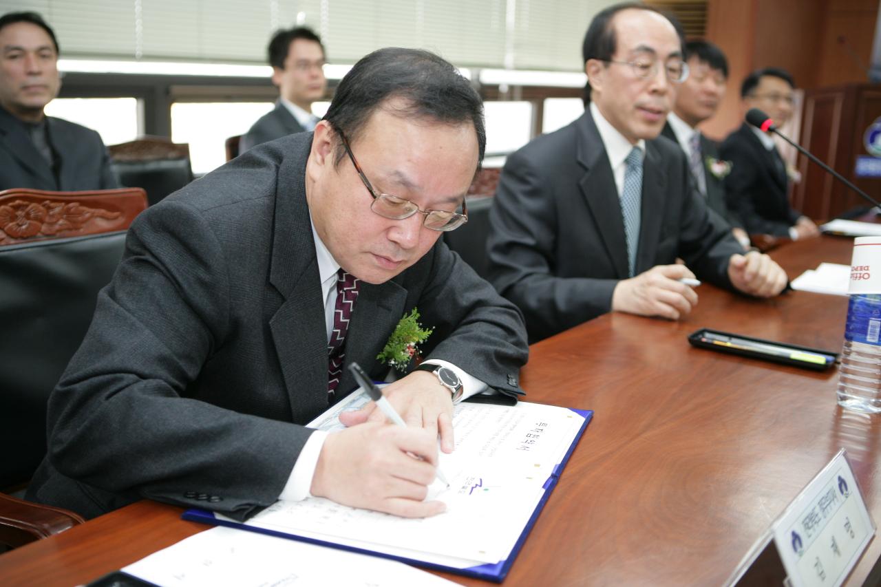 군산자유무역지역 입주기업 투자협약 체결서에 서명하시는 기업주들3