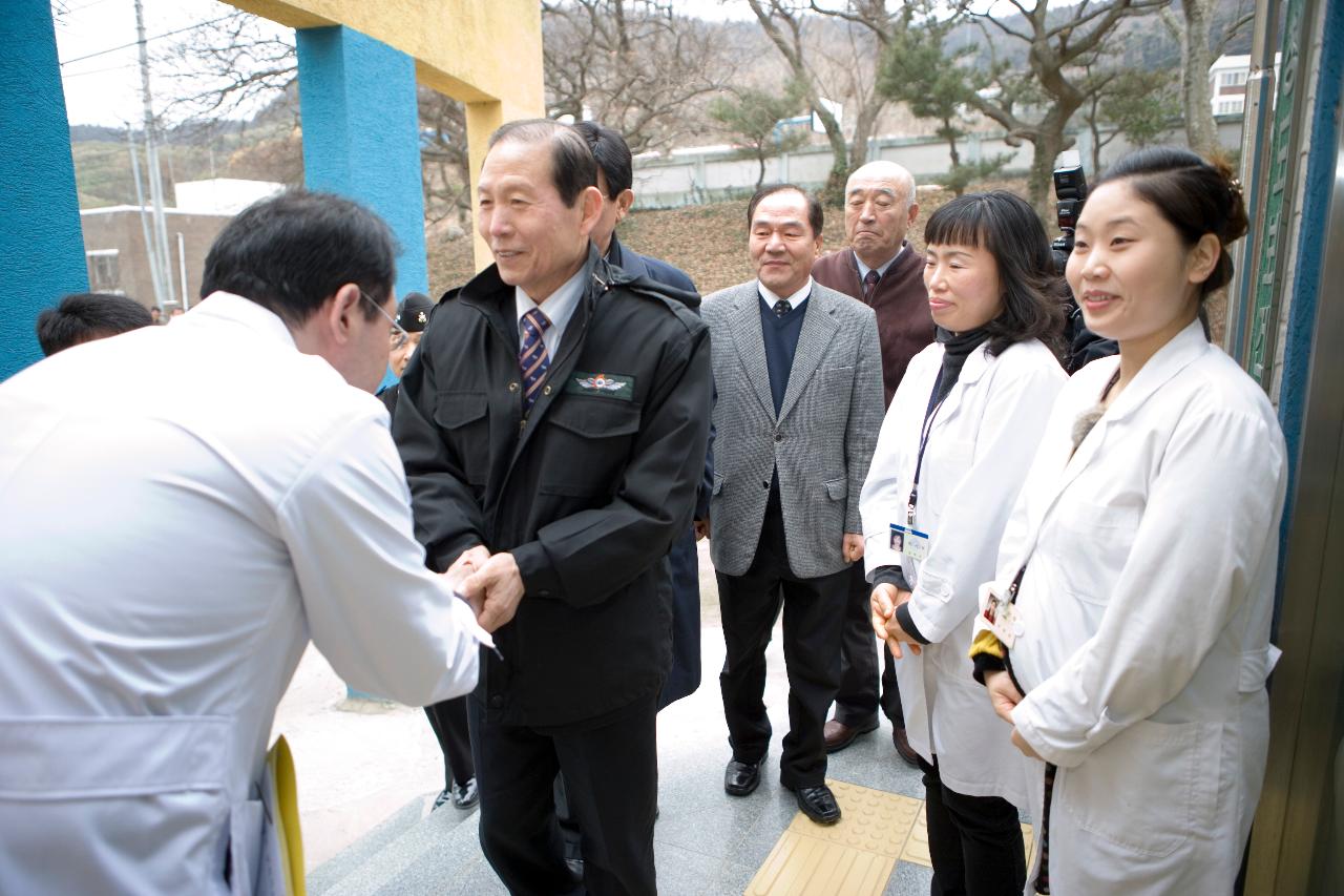 어청도 보건소 직원들과 악수를 하시는 문동신 시장님1