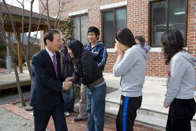 군산애육원 입소자들과 악수하며 인사를 하시는 문동신 시장님