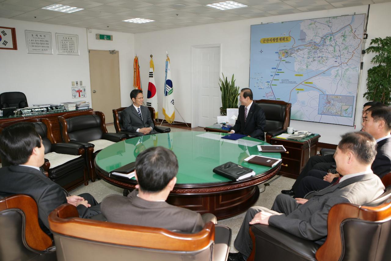 시장실에서 군산지원장님과 말씀하시는 문동신 시장님과 관계인사들의 모습1