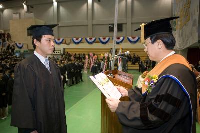 학위수여식이 진행되고 있는 무대의 모습1