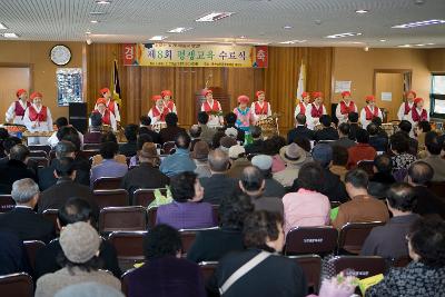 노인종합복지관 졸업식 축하 북난타 공연과 졸업식에 참석하신 시민들의 모습2