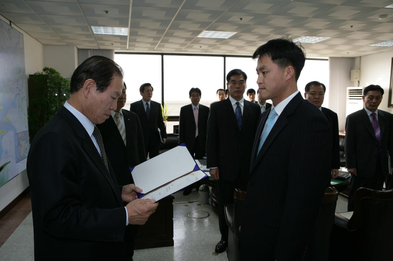 사령장을 교부하시는 문동신 시장님의 모습