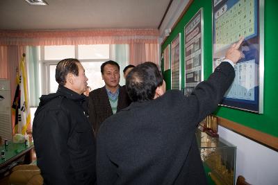 어청도 학교 교무실 게시판에 있는 것을 보며 설명을 들으시는 문동신 시장님