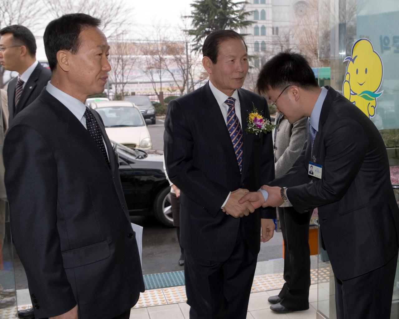 개정동사무소 직원들과 악수하며 인사하시는 문동신 시장님2