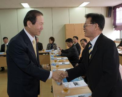 소룡동 주민과의 간담회에 참석하신 주민대표들과 악수하며 인사하시는 문동신 시장님2