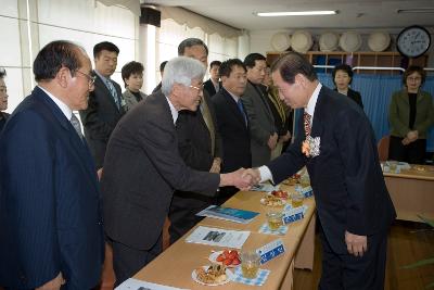 신풍동 주민과의 간담회에 참석하신 주민대표님들과 악수하시는 문동신 시장님