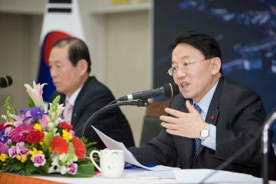 마이크에 대고 말씀중이신 김완주 도지사님과 옆에계신 문동신 시장님