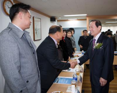 수송동 주민과의 간담회에 참석한 주민대표들과 악수하시는 문동신 시장님2