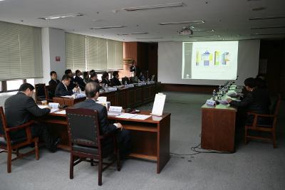 프레젠테이션을 통해 진행되는 산업단지 안내표지판 용역보고회장 모습1