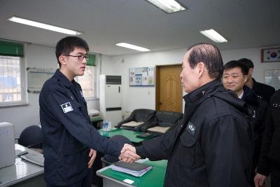 어청도 경찰서 직원과 악수를 하시는 문동신 시장님