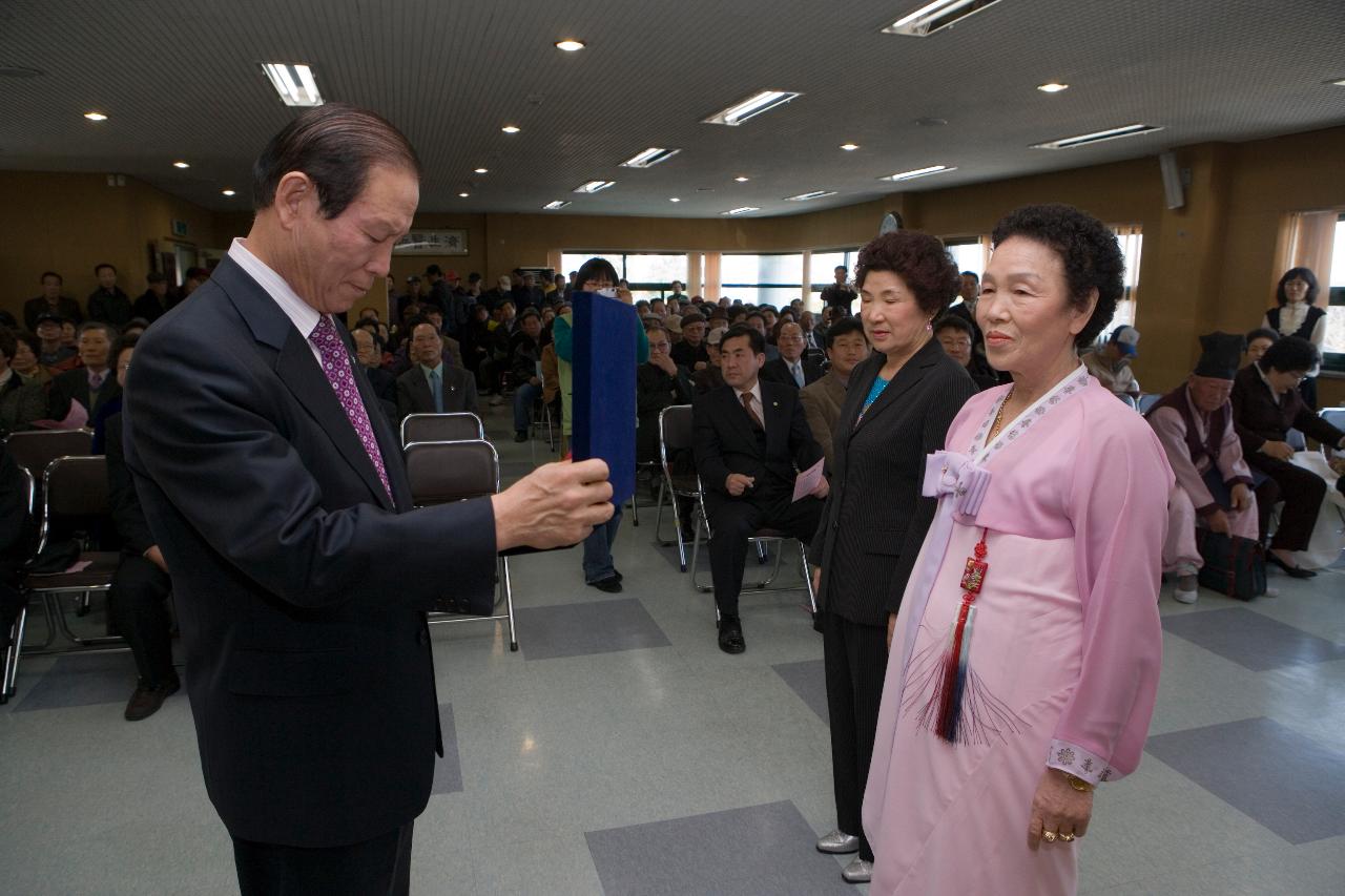 상패를 수여하시는 문동신 시장님1