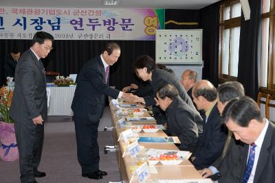 문동신 시장님과 성사념ㄴ 주민과의 간담회에 참석하신 주민대표와 악수하시는 문동신 시장님1