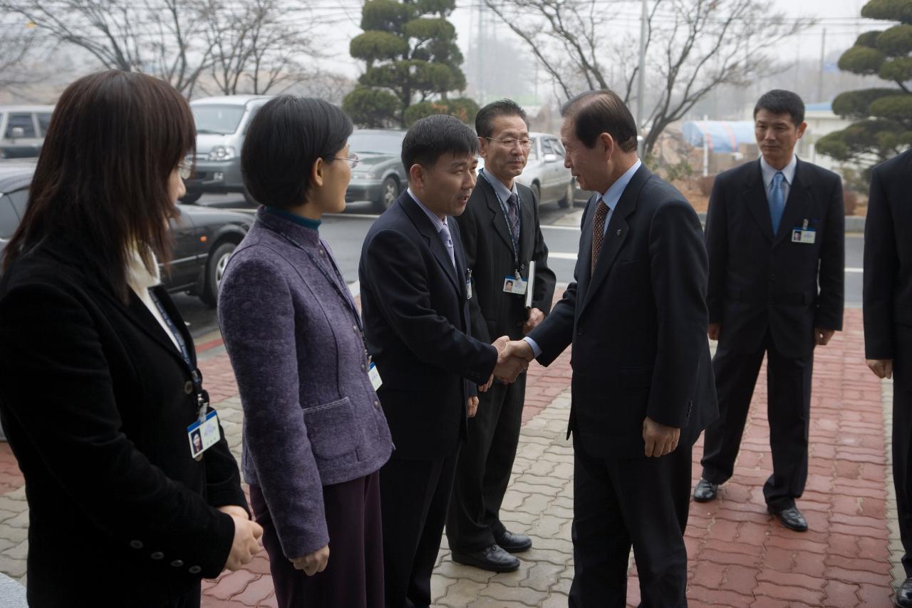 임피면사무소 직원들과 악수하며 인사하시는 문동신 시장님