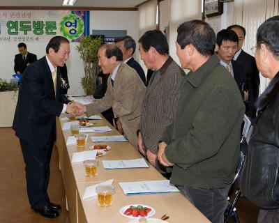 미성동 주민과의 간담회에 참석하신 주민대표님들과 악수하시는 문동신 시장님1