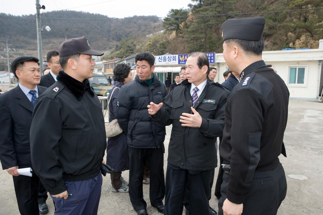 어청도 직원들에게 말씀하시는 문동신 시장님과 직원들의 모습