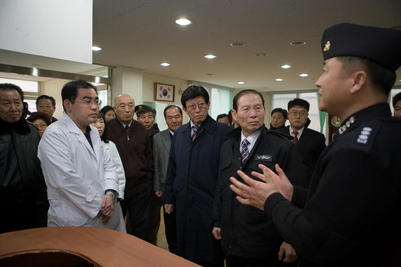 어청도 보건소에서 직원의 설명을 들으시는 문동신 시장님과 관계직원들