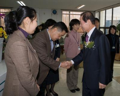 수송동사무소 직원들과 악수하시는 문동신 시장님2