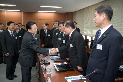 군산시 시정 보고회에 참석해 임원들과 악수하며 인사를 나누는 김완주 도지사님2