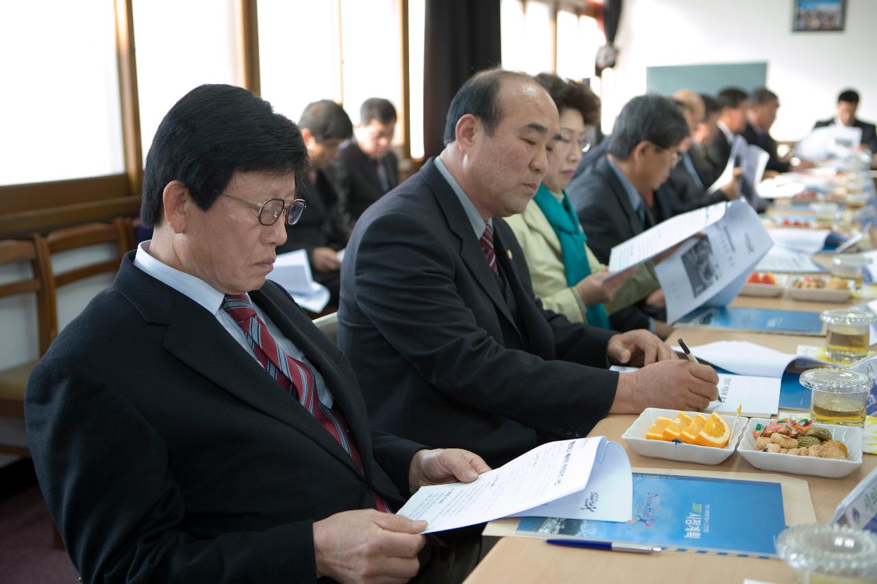 성산면 주민과의 간담회에 참석하신 시의원님들이 자료를 검토하시는 모습1