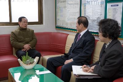 군산애육원 대표님들과 대화를 하시는 문동신 시장님3