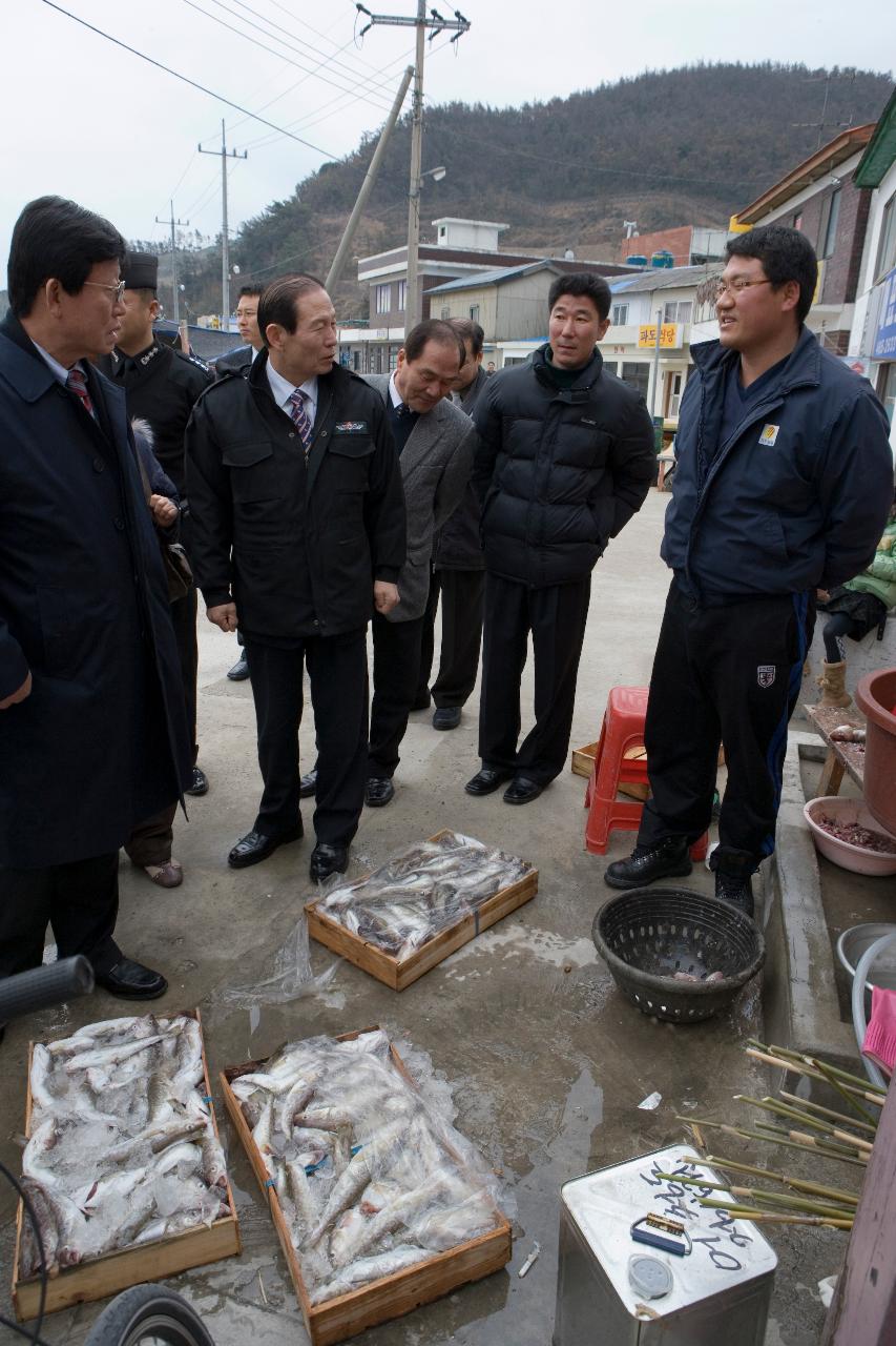 어청도 수산물 시장에 들리셔서 물고기를 판매하시는 판매원과 대화하시는 문동신 시장님