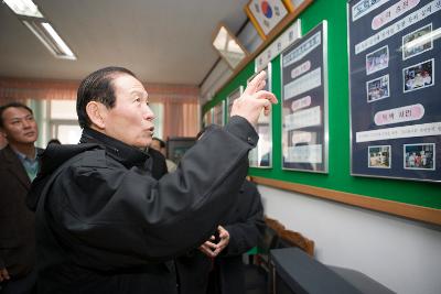 어청도에 있는 학교 교무실의 게시판을 보시며 말씀하시는 문동신 시장님