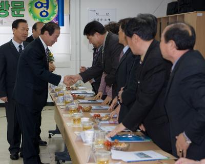 개정동 주민과의 간담회에 참석하신 주민대표들과 악수하며 인사하시는 문동신 시장님1