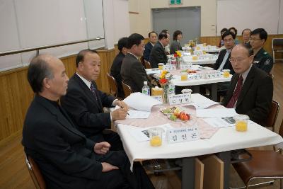 자료를 컴토하시는 나운2동 주민과의 간담회에 참석하신 주민대표님들2