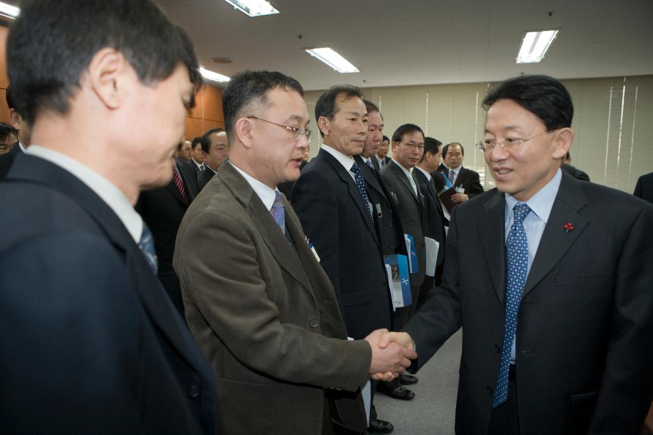 청원들과 악수하시는 김완주 도지사님